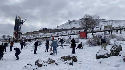فيديو: ثلوج جبل كورك تستقطب محبي التراشق بكراتها والسفوح تزاحمت بالسياح