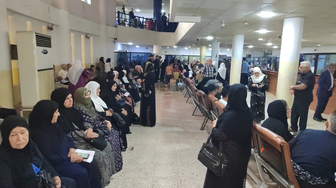 ازدحام في مصارف كردستان مع بدء صرف الوجبة الأولى من رواتب شهر أيار