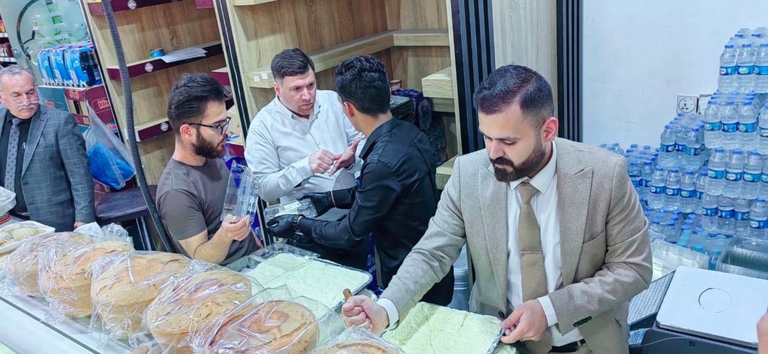 صور من الموصل: مركز تجاري يبيع القيمر “تحت السوگ”.. 150 كيلو نفدت خلال دقائق