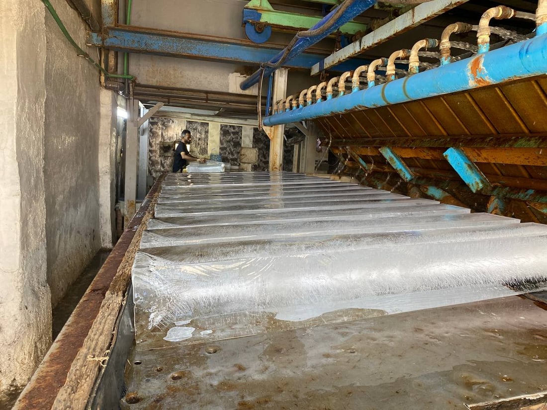 صور: آل مناحي في البصرة ينتجون الثلج الحلو منذ 70 عاماً والبيع بالمفرد لمنع الاحتكار