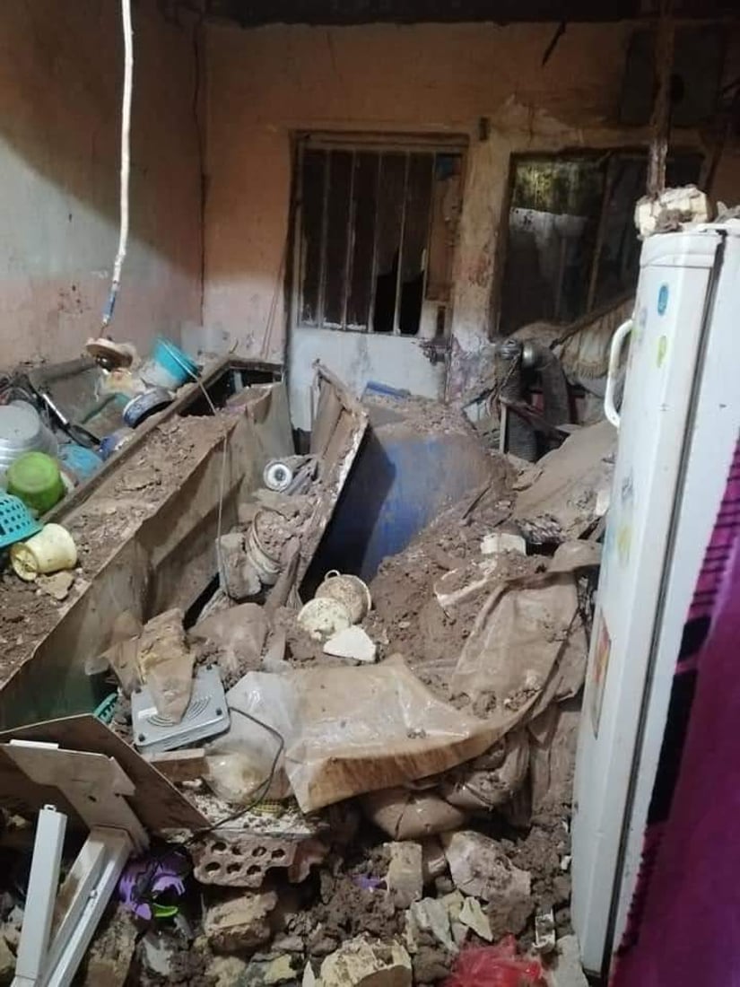 واسط: الدفاع المدني ينقذ عائلة محاصرة تحت أنقاض سقف منهار (صور)