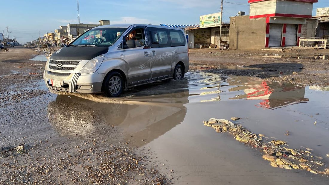 على أبو غريب أن تصبر 3 سنوات: المبلط تحول إلى مستنقع والترابي بركة طين بعد المطر