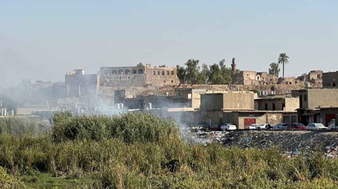 هناك خطة لكن الشرطة لن تتدخل.. نهر قلعة كركوك غص بالقمامة وصار “كراج” (صور)