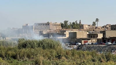 هناك خطة لكن الشرطة لن تتدخل.. نهر قلعة كركوك غص بالقمامة وصار “كراج” (صور)