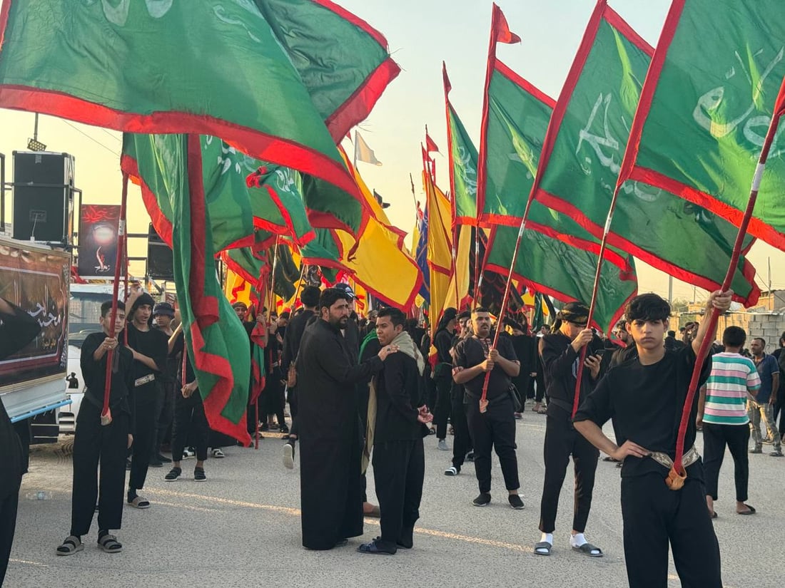 صور: 140 راية تحركت من خور الزبير نحو كربلاء.. استعراض المشاية في الأصمعي