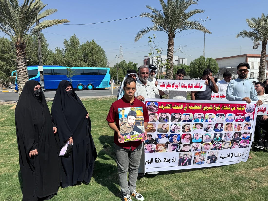 ضحايا تشرين تائهون بين بلدية النجف والمحافظ ويتظاهرون لمنحهم الأراضي (صور)