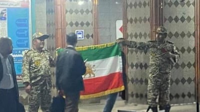 لەناو جەرگەی تارانی پایتەخت ئاڵای سەردەمی شا هەڵکرا