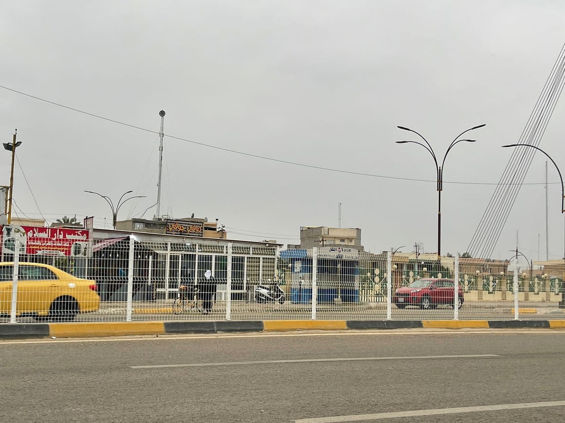 صور: بعقوبة تمنع العبور على سريع 7 نيسان بحاجز معدني.. اذهبوا الى جسر المشاة