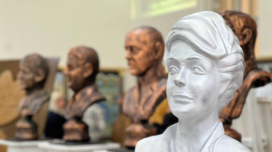 كان يوماً مزدحماً لدى بنات البصرة.. صور من الحضور الكبير في “الفنون الجميلة”