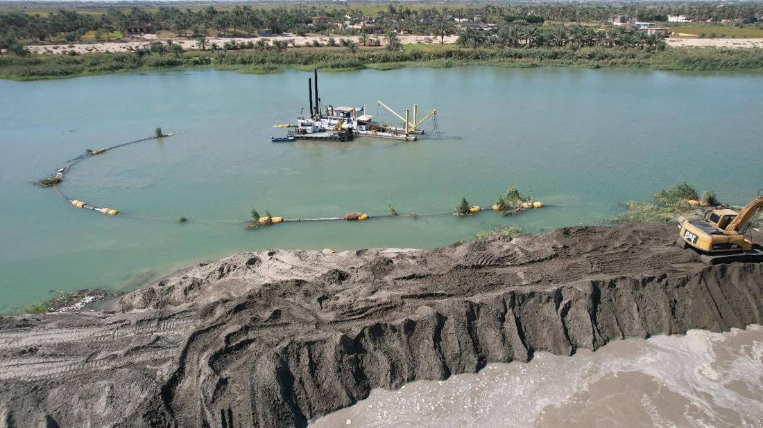 صور من النجف لعمليات كري ورفع ترسبات حوض الفرات