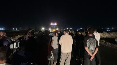 دانیشتوانى گوندێک رێگرى لە بارهەڵگرەکان دەکەن