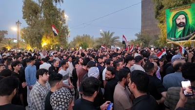 النجف تخرج بأكبر تظاهرة صيفية.. إغلاق طريق الكوفة ومسيرة حاشدة نحو المحافظة