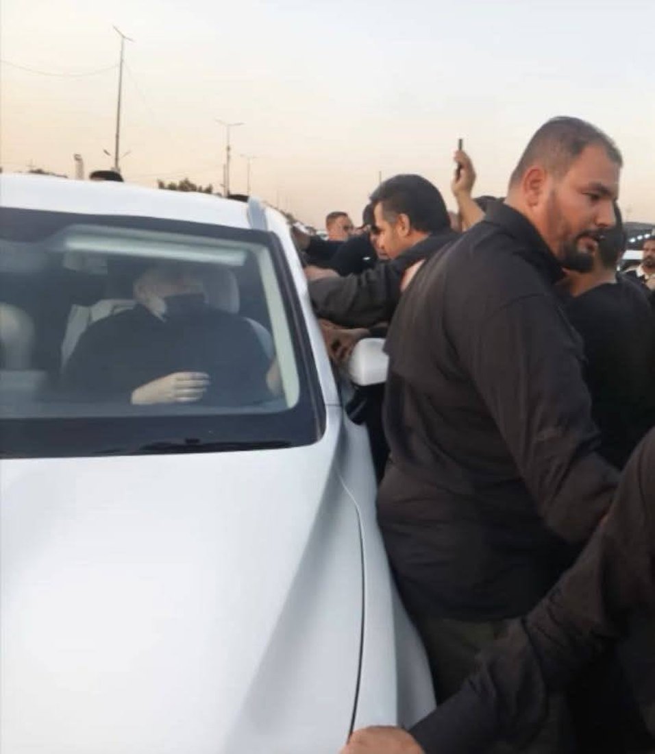 الصدر يتفقد الزوار في مرقد الإمام علي بالنجف في ذكرى وفاة النبي محمد