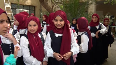 فيديو: أناقة الطالبات بالماروني والأبيض.. زي موحد باذخ الجمال في مدارس “بلد”