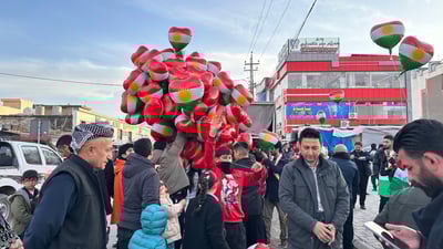 باوكێک لەسەر داوای كچەكەی 200 بالۆن بە خۆڕایی دابەش دەكات
