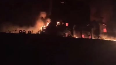 انفجار وحريق هائل في ناقلة نفط عملاقة بمضيق هرمز – وكالة فارس