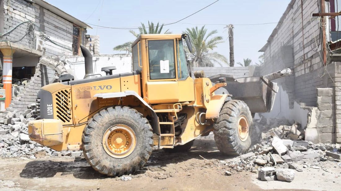 البصرة: “الشفل” سيدمر كلّ التجاوزات في شوارع “الصادق” والحملة لن تتوقف (صور)