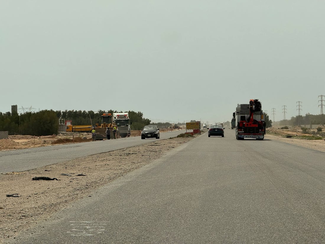 صور: توسعة طريق أم قصر إلى 3 مسارات و11 استدارة وفلكات دائرية جديدة وإنارة