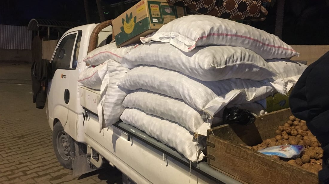 بائع متجول من السليمانية يصل الى أبو الخصيب.. ويقطع 1000 كم لبيع الكرزات (صور)