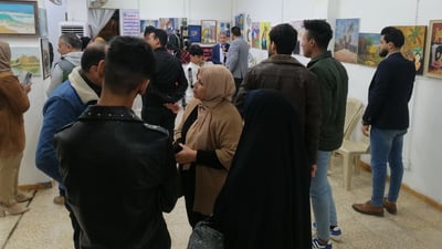 فيديو: 50 رجلاً وامرأة يستعرضون مهاراتهم التشكيلية ويخوضون نقاشاً نقدياً في الحلة
