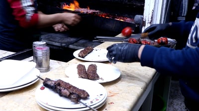 فيديو: أبو اليابس مازال يبيع شيش الكباب بـ 2000.. والكوت تعوّدت على “الحدباء”