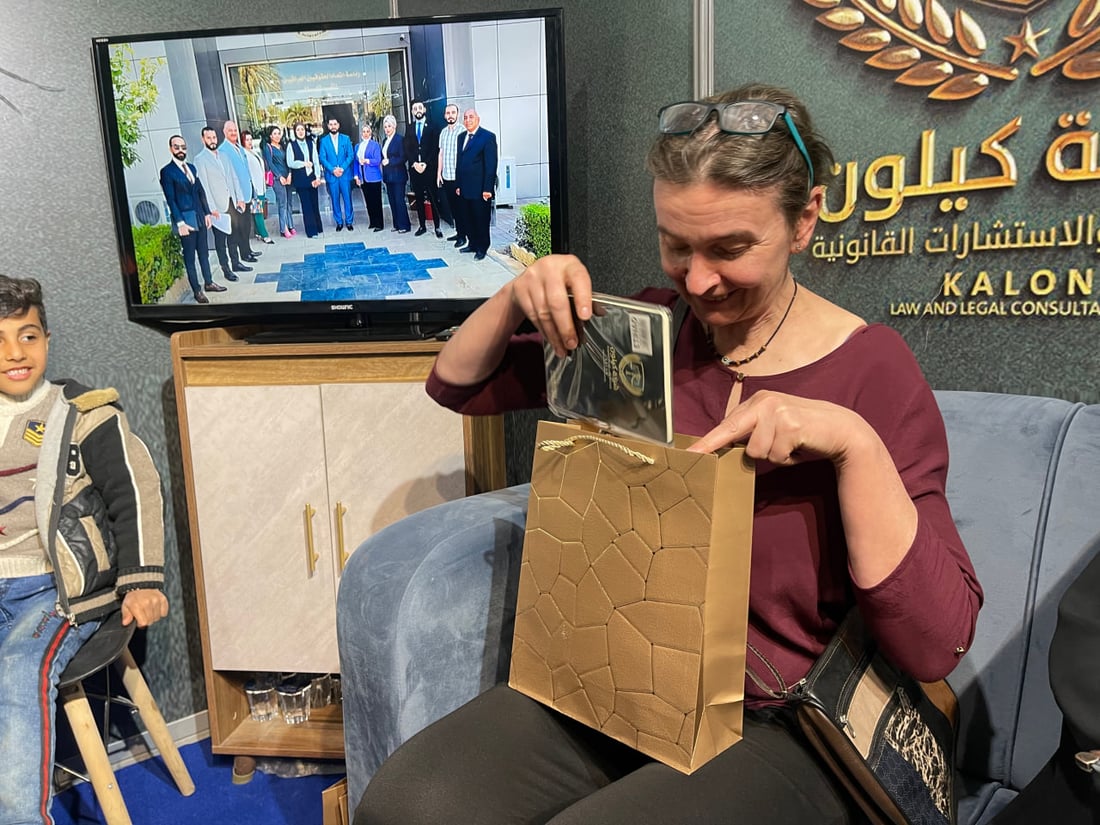 سؤال أوربي حول النجف.. ألمانية في معرض الكتاب: دهشة أنكم تحبون أدب العالم!