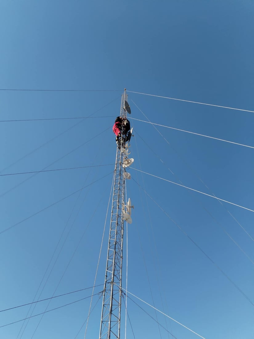 صور تحبس الأنفاس.. عامل انترنت يفقد وعيه فوق برج بارتفاع 65 متراً