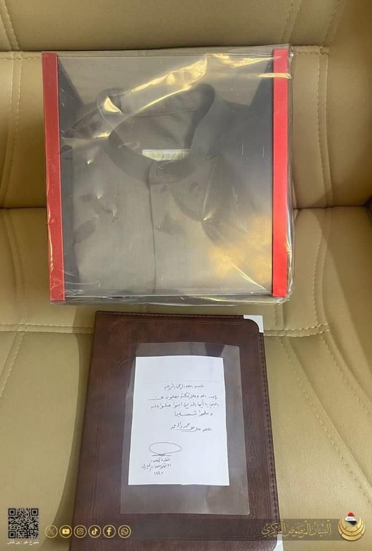 صور: هدايا من مقتدى الصدر.. “دشاديش” من ملابسه الخاصة عليها دعاء بخطه