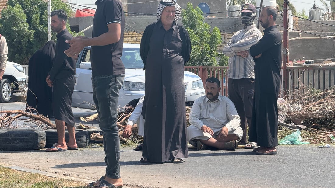 “زرعنا العنبر وتورطنا”.. مزارعو المشخاب يغلقون الجسر الحديدي (صور)