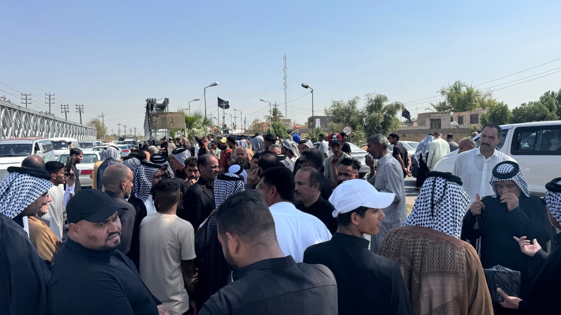 “زرعنا العنبر وتورطنا”.. مزارعو المشخاب يغلقون الجسر الحديدي (صور)