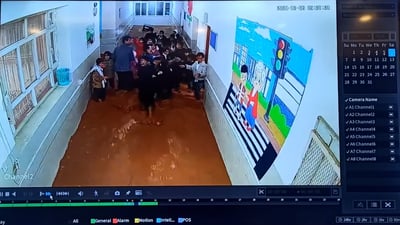 شاهد: السيول تجتاح مدرسة وفرار التلاميذ والمعلمين في جمجمال