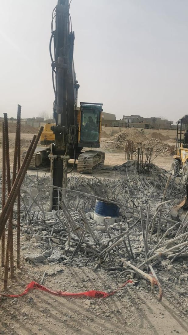 صور: عملية معقدة لرفع قنبلة بوزن نصف طن تحملها القاصفات في الموصل