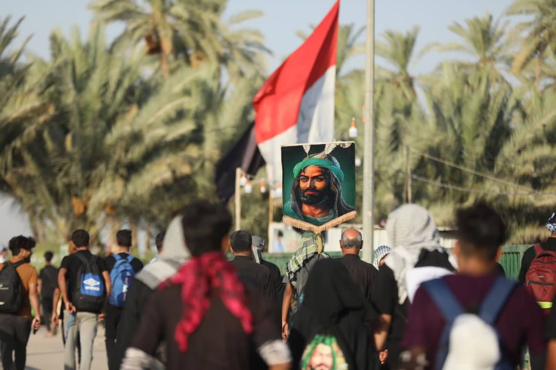 صور من بساتين بابل.. حشود الزائرين تشق طريقها نحو كربلاء مشياً على الأقدام