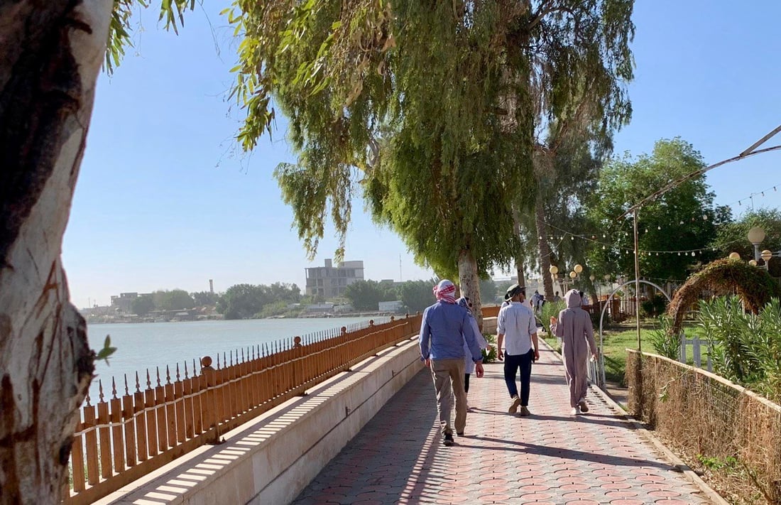 صور: إيطاليات في البصرة وبلغاريات يتأملن شجرة آدم.. انتهى الحر