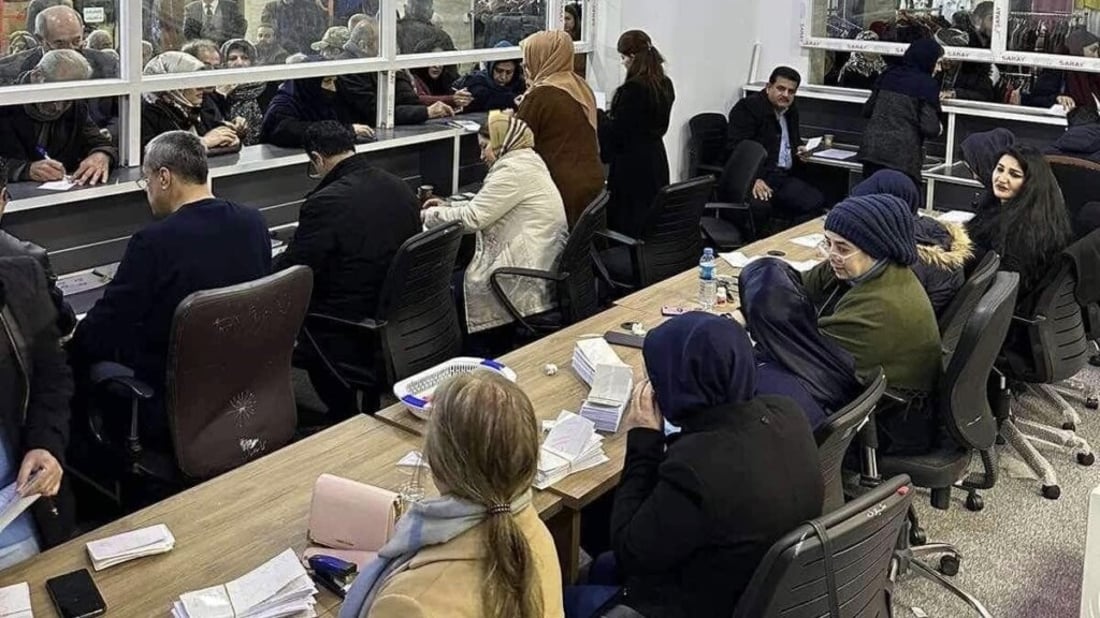 السليمانية.. متقاعدون يتسلمون رواتبهم الكترونياً لأول مرة