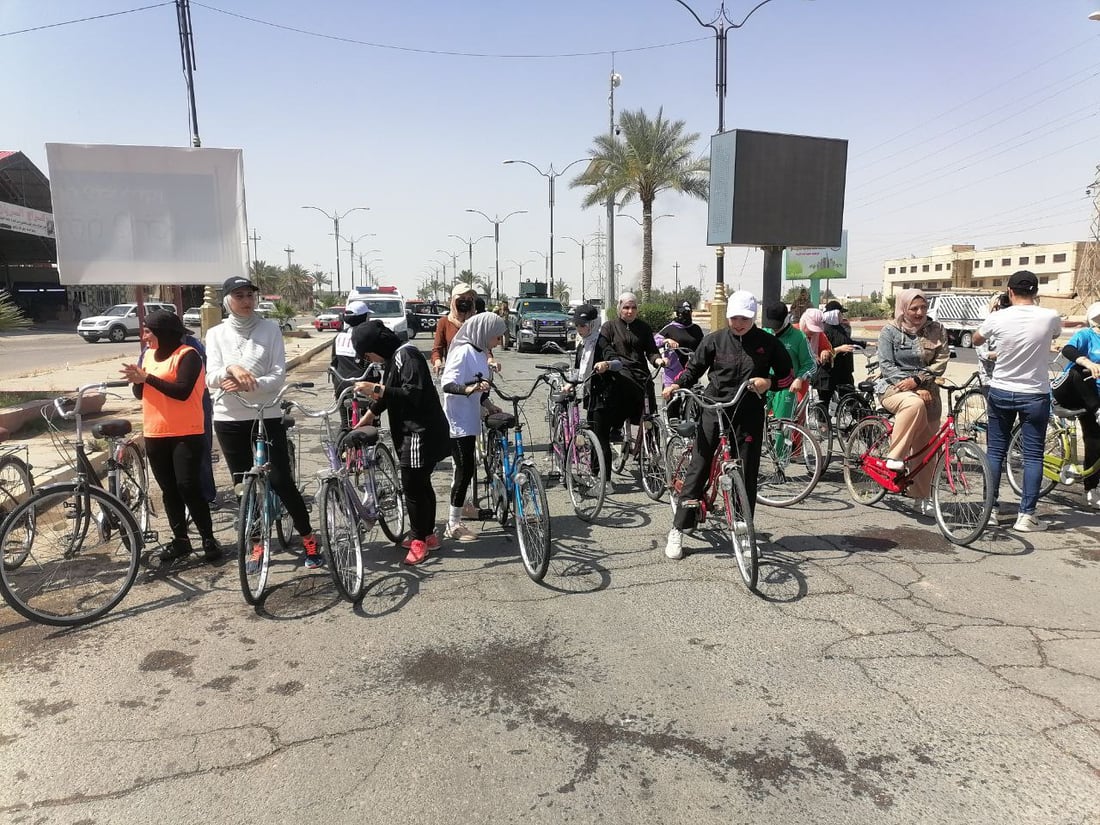 صور: أول سباق للدراجات الهوائية في تكريت يجمع 40 فتاة في شارع الاحتفالات