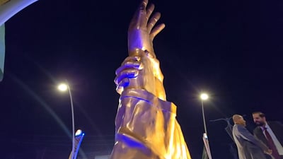 سوق الشيوخ يرفع راية الولاية: نصب يجسد بيعة الغدير بعلو 7 أمتار (فيديو)