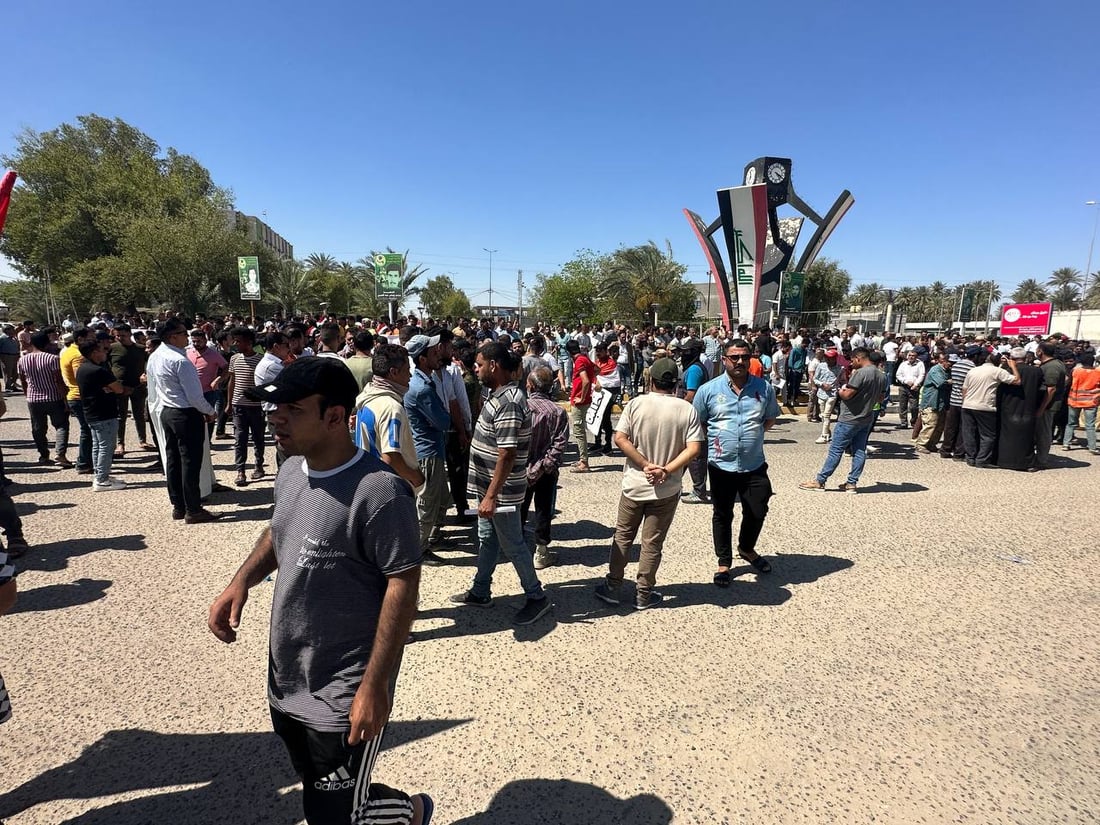 صور من فلكة الساعة في الديوانية.. تظاهرة حاشدة تطالب بتعديل سلم الرواتب