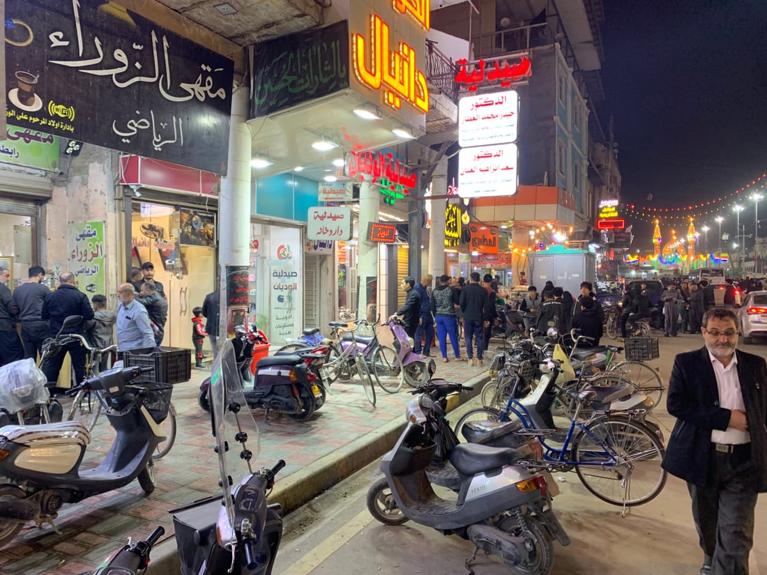 سطور من حياة عميد الزورائيين الراحل في كربلاء وصور من المقهى الشهير في العباسية