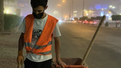 فيديو: بعيداً عن الشمس والمعارف.. عمال بلدية المنصور يفضلون الليل على النهار