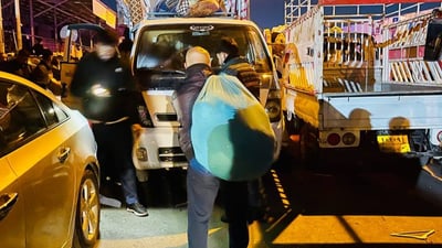 Shopkeepers in Langa market move goods to their homes amid fire