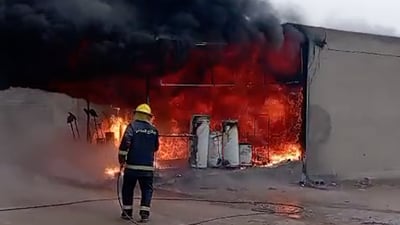 حريق كبير يلتهم محلاً للمواد الإنشائية في الدبس