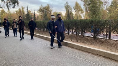 گەنجێک چاڵنجی خۆی دەکات و کاری بەزەحمەت و جیاواز تاقیدەکاتەوە