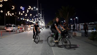 البصرة ودّعت الرحالة الفرنسي “إيكو” إلى الشمال.. يطوف العالم بدراجة هوائية (صور)