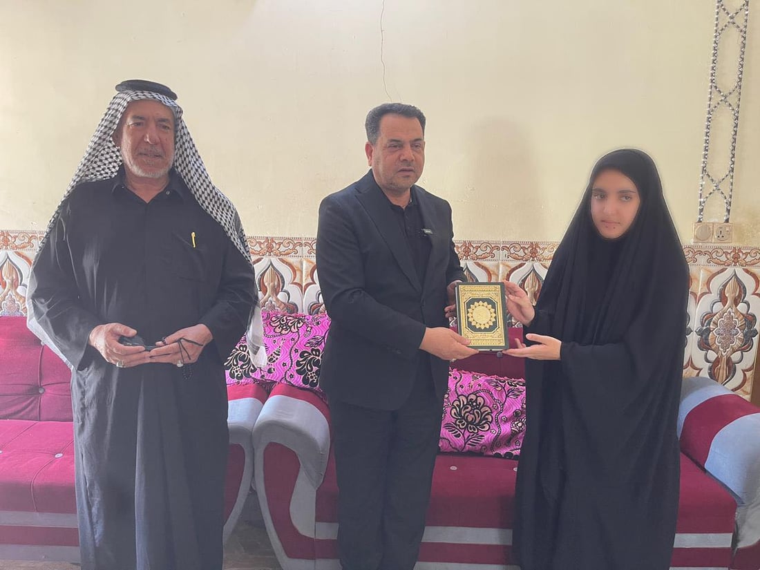 تربية النجف تزور الطلبة الأوائل في بيوتهم وتكرمهم
