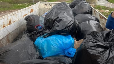 مامۆستایەکى ژینگەپارێز؛ لەگەڵ براکەى پاشماوەى سەیرانکەرانیان پاککردەوە