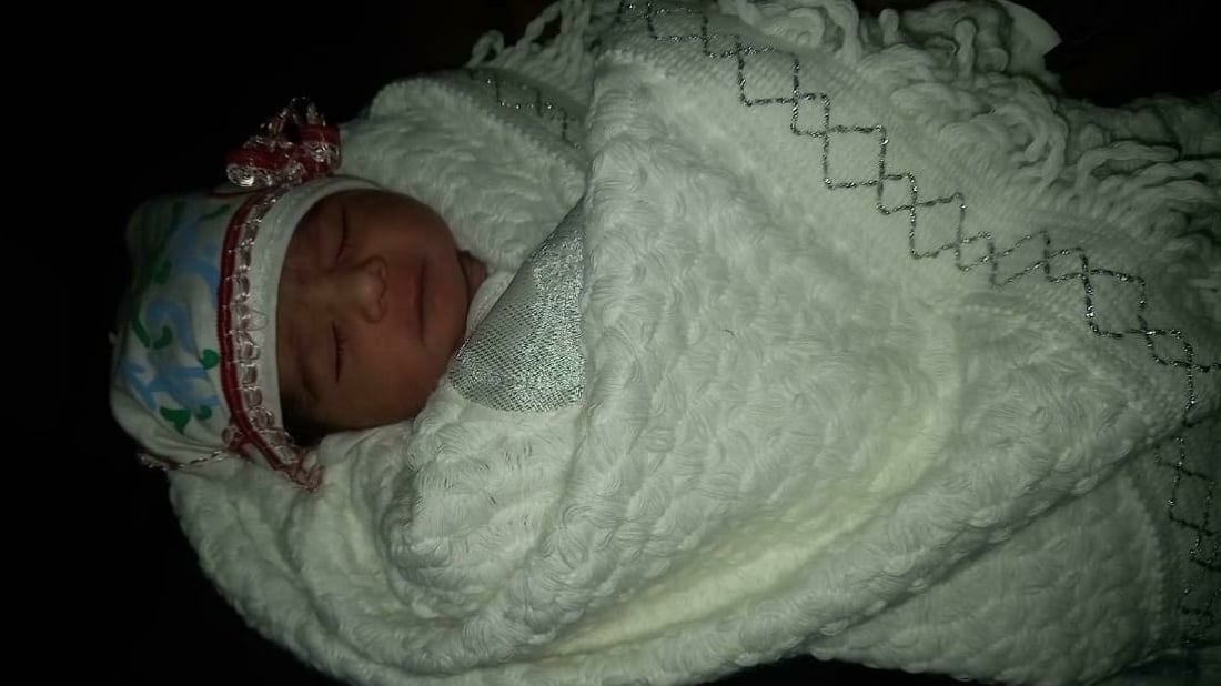 عمره 5 أيام ويبكي من الجوع.. العثور على طفل رضيع في مقام “أبو رواية” بالمثنى