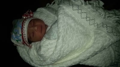 عمره 5 أيام ويبكي من الجوع.. العثور على طفل رضيع في مقام “أبو رواية” بالمثنى