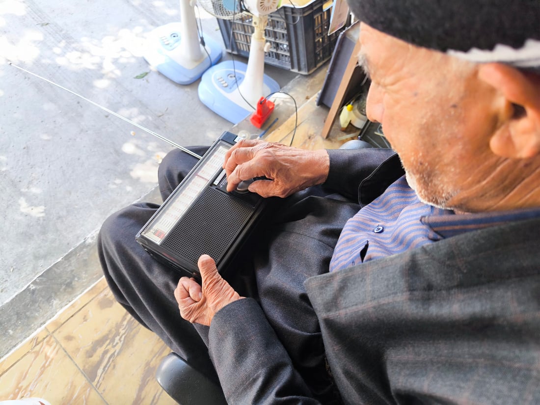 خوێندەواریی نییە و فێری چاککردنەوەی ئامێرە کارەباییەکان بووە 