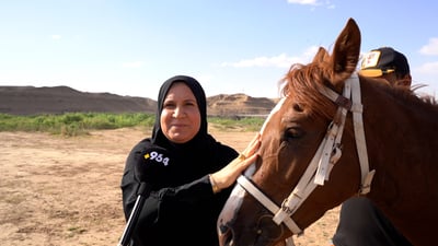 10 فرسان تتقدمهم هدى السبيل في الحويجة: ارفعوا الحظر عن خيولنا (فيديو)
